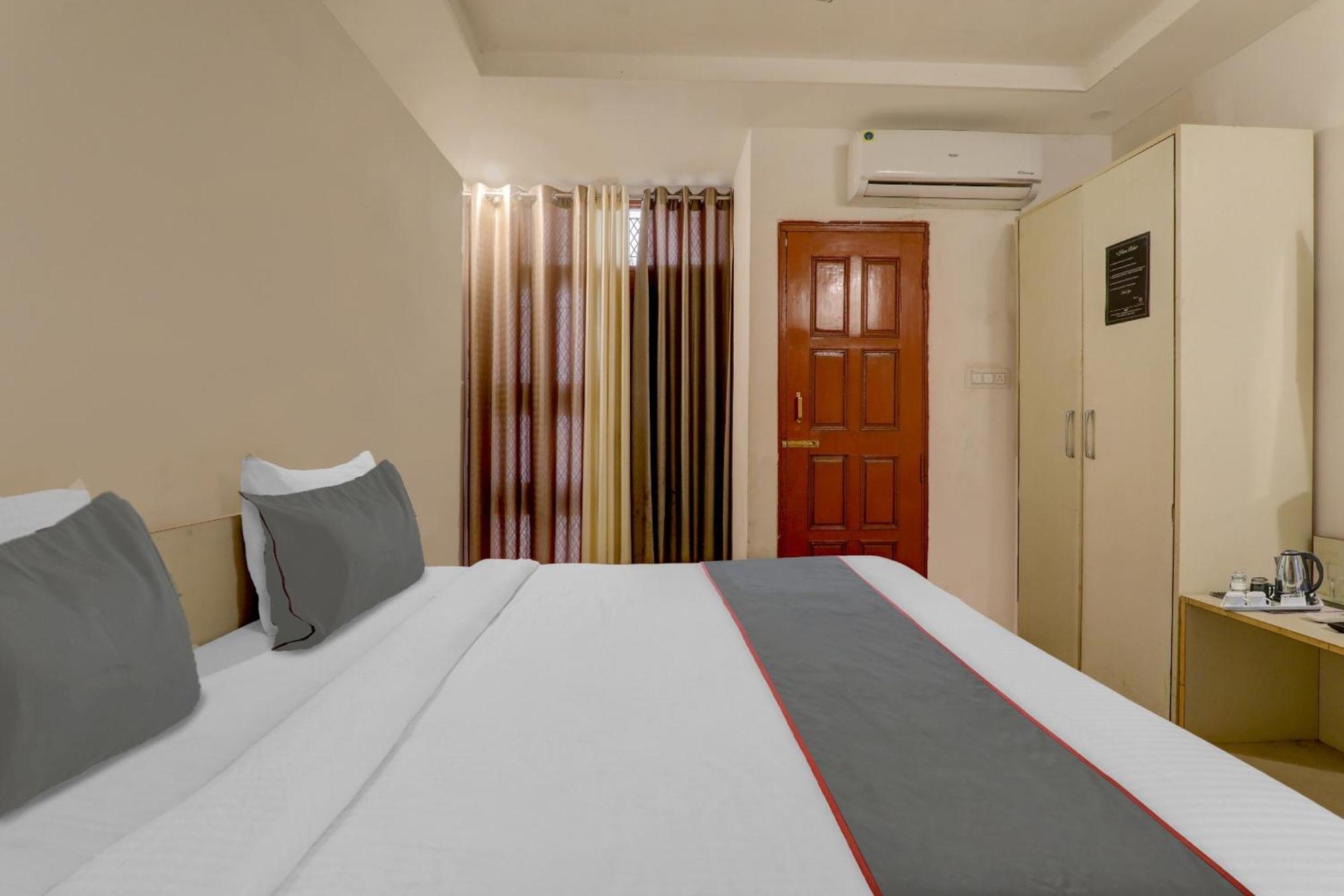 Hotel Collection O Premier Near Hazratganj Lakhnaú Exteriér fotografie
