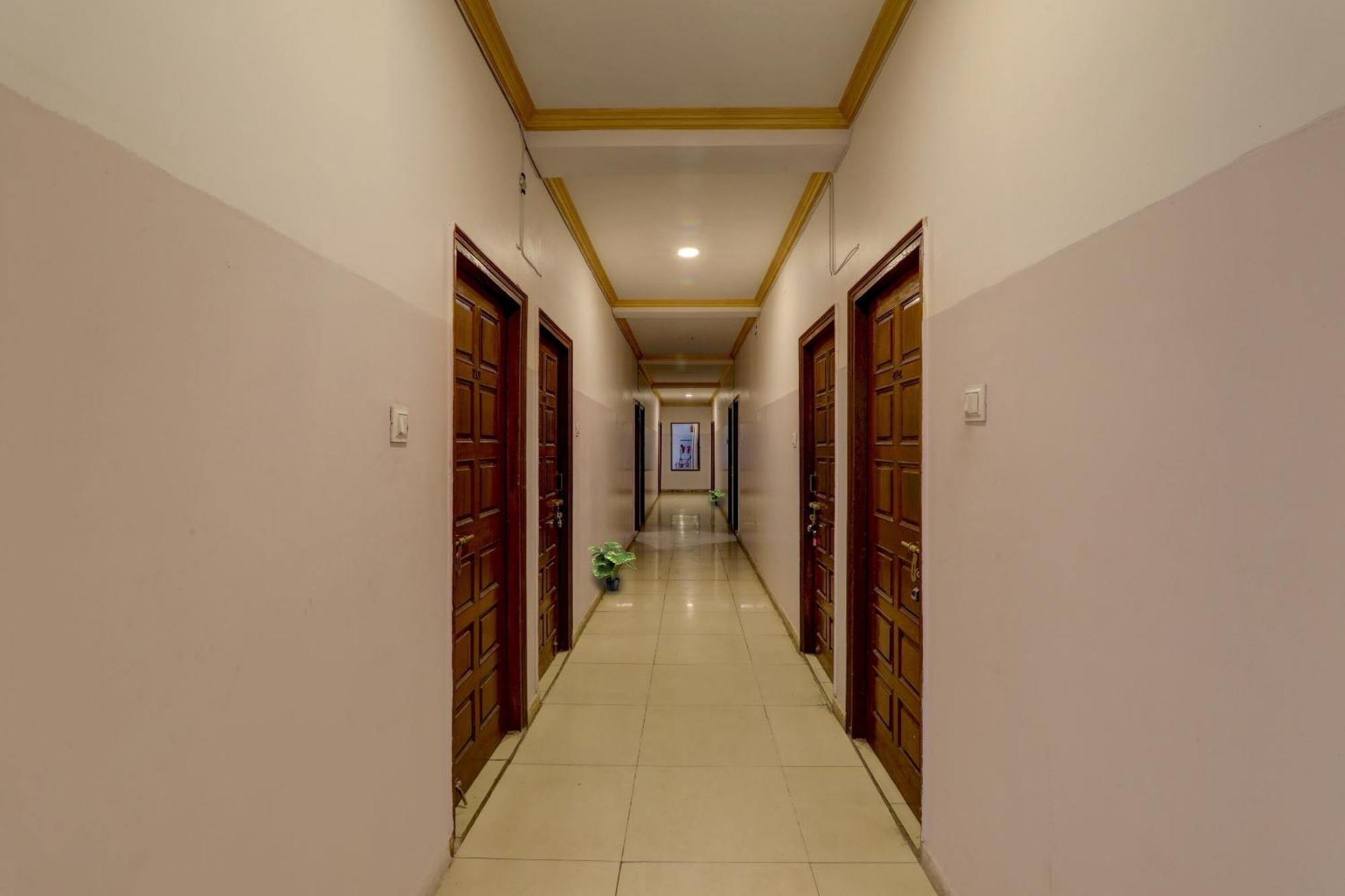 Hotel Collection O Premier Near Hazratganj Lakhnaú Exteriér fotografie