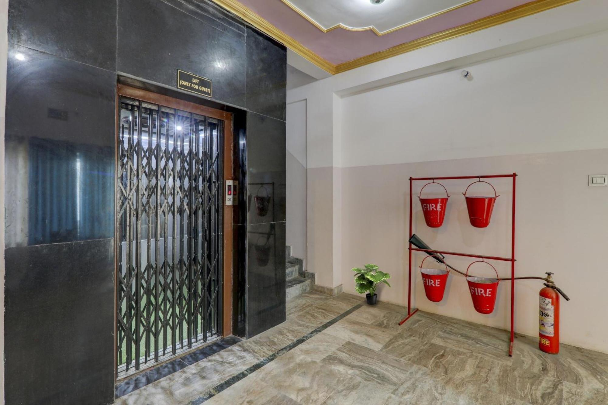 Hotel Collection O Premier Near Hazratganj Lakhnaú Exteriér fotografie